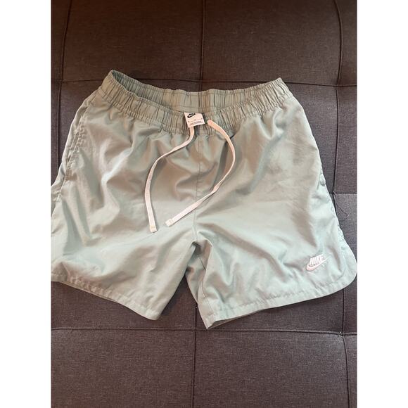 Nike Dri-Fit, Plain Green Shorts, Mens Small, Drawstring and Back Pockets - Picture 1 of 2